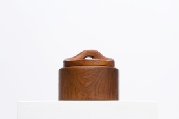 Alexandre Noll's wooden box with lid, full eye-level view